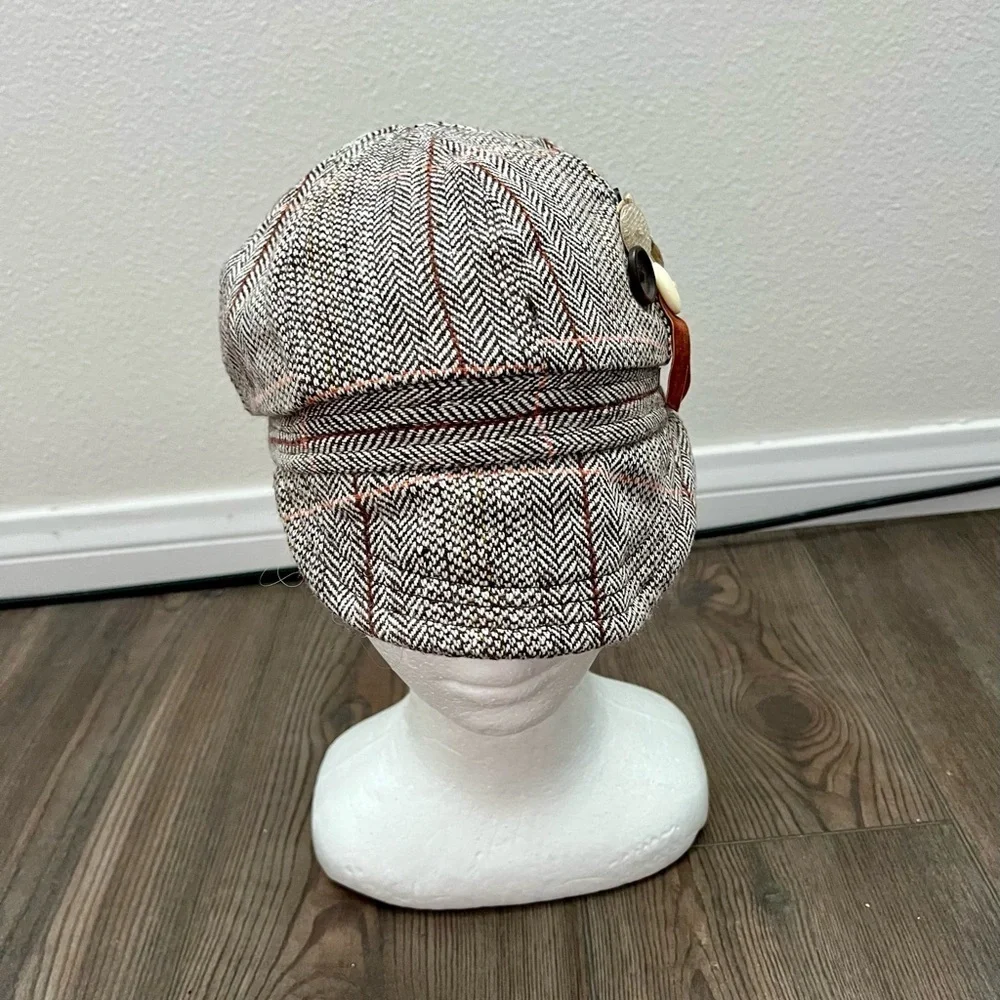 Stylish Tweed Cap with Button Accents
